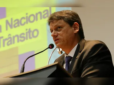 Imagem ilustrativa da imagem Tarcísio declara R$ 2,7 milhões em bens ao registrar candidatura à reeleição em SP