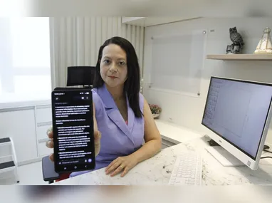 A dona de casa Bruna Dutra, 43 anos, incentiva os seus filhos Beatriz, 8, e Heitor, 11, a realizarem as tarefas de casa sem Inteligência Artificial.