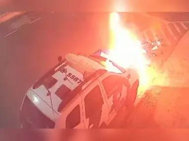 Imagem ilustrativa da imagem VÍDEO | Viatura da PM pega fogo após suspeito colocar explosivo no capô