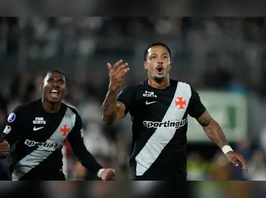 Daniel Borges (e), do Mirassol, disputa lance com José Carabali, da LDU, na partida de volta das oitavas de final da Copa Libertadores 2026, em Quito, no Equador, nesta quinta-feira, 20