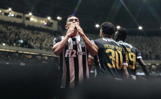 Imagem ilustrativa da imagem Atlético empata com o Bragantino nos acréscimos e avança na Sul-Americana
