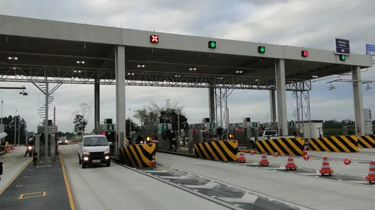 Imagem ilustrativa da imagem CNH do Brasil vai avisar motorista sobre passagem por pedágio eletrônico