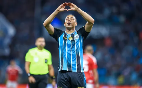 Imagem ilustrativa da imagem Carlos Vinícius decide Gre-Nal, e Grêmio avança à semi da Copa do Brasil