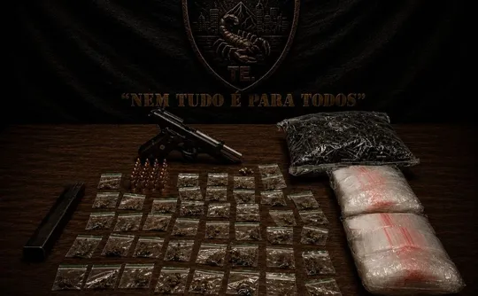 Imagem ilustrativa da imagem Casal de moto é abordado e polícia descobre drogas e arma em Vitória