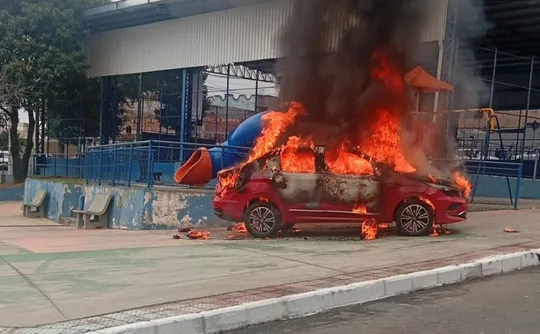 Imagem ilustrativa da imagem Homem é morto a tiros e tem carro incendiado em Cariacica