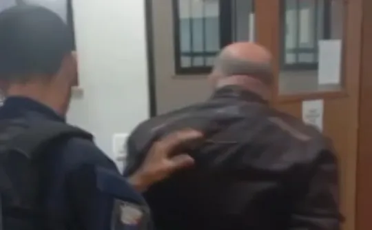Imagem ilustrativa da imagem Homem é preso em Vitória após fingir ser policial e ameaçar ex