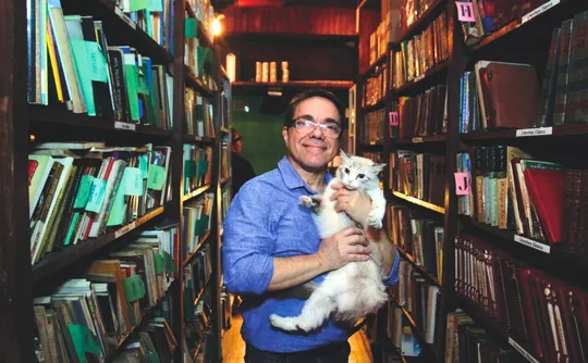 Imagem ilustrativa da imagem “Livraria misteriosa” no centro de Vitória reabre com mais de 40 mil livros