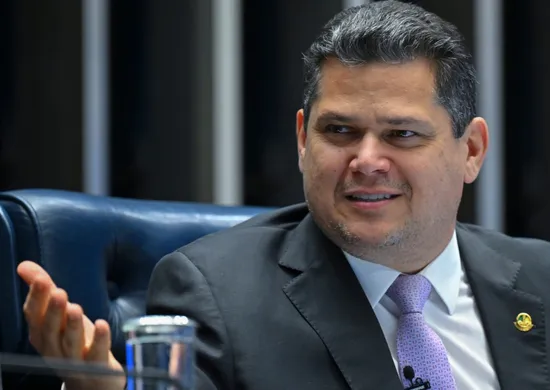 Imagem ilustrativa da imagem Alcolumbre envia PEC do fim da escala 6x1 para CCJ do Senado