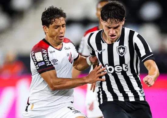 Imagem ilustrativa da imagem Athletico vence Botafogo no Rio com show de Viveros e cola no Flamengo