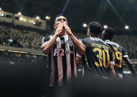 Imagem ilustrativa da imagem Atlético empata com o Bragantino nos acréscimos e avança na Sul-Americana