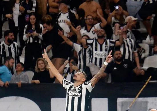 Imagem ilustrativa da imagem Botafogo anuncia retorno de Tiquinho Soares com contrato até 2026