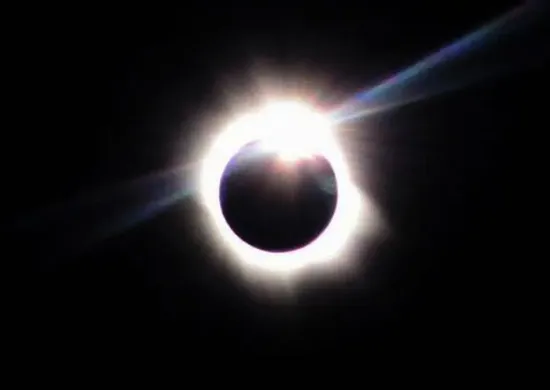 Imagem ilustrativa da imagem Brasileiros poderão ver eclipse solar por transmissão na internet