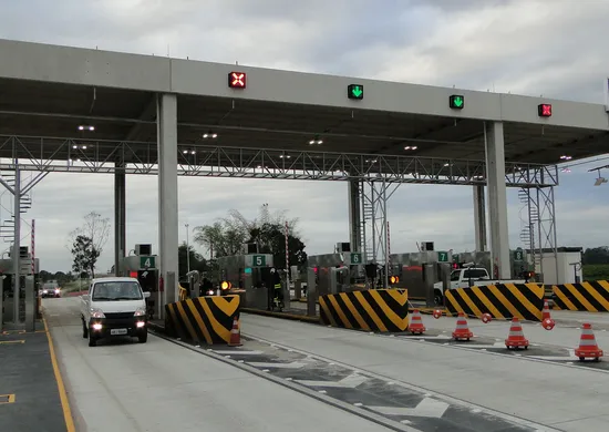 Imagem ilustrativa da imagem CNH do Brasil vai avisar motorista sobre passagem por pedágio eletrônico