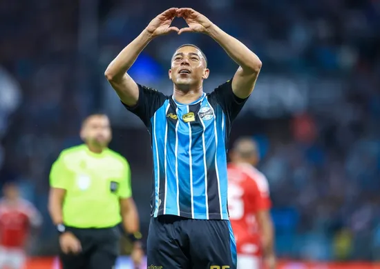 Imagem ilustrativa da imagem Carlos Vinícius decide Gre-Nal, e Grêmio avança à semi da Copa do Brasil