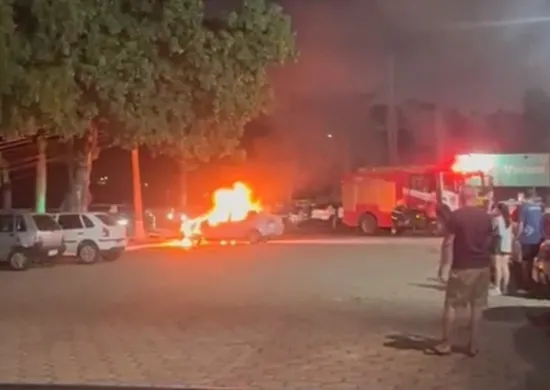 Imagem ilustrativa da imagem Carro pega fogo em estacionamento de clube e assusta moradores