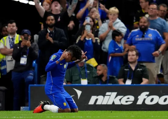 Imagem ilustrativa da imagem Chelsea bate Luton Town, conta com Estêvão e avança na Copa da Liga