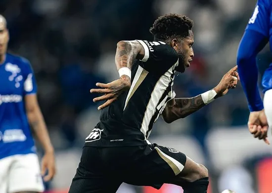 Imagem ilustrativa da imagem Cruzeiro e Atlético-MG empatam em noite de golaços e queda feia no Mineirão