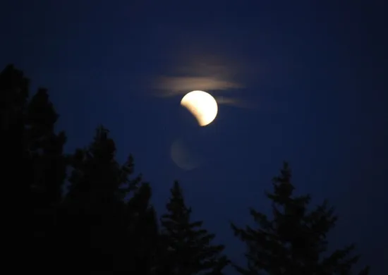 Imagem ilustrativa da imagem Eclipse lunar parcial poderá ser visto de todo o Brasil nesta quinta e sexta-feira