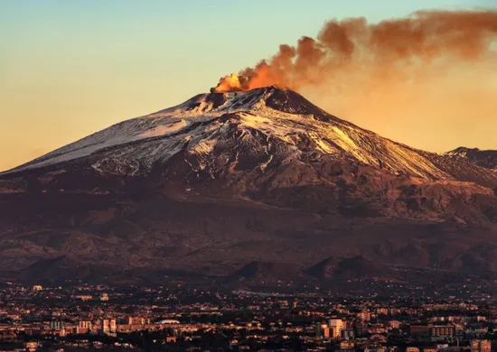 Imagem ilustrativa da imagem Erupção do vulcão Etna provoca suspensão de voos em aeroporto da Sicília, na Itália