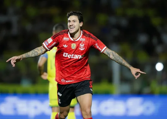 Imagem ilustrativa da imagem Flamengo goleia Mirassol, cola no Palmeiras e esquenta briga no Brasileiro