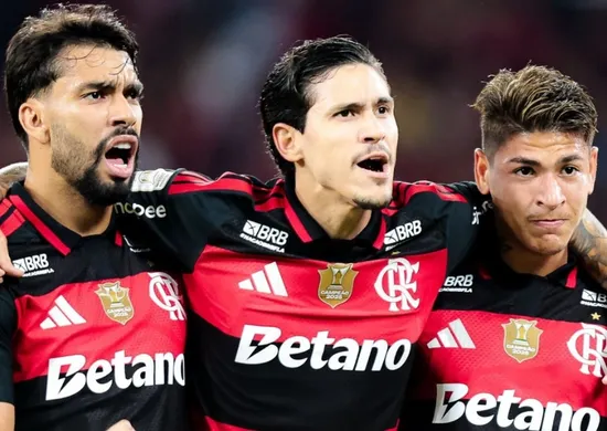 Imagem ilustrativa da imagem Flamengo vence Mirassol, encosta no Palmeiras e segue na cola