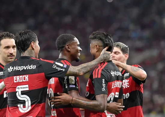 Imagem ilustrativa da imagem Flamengo vence o Vitória, recupera a confiança e diminui diferença para o Palmeiras