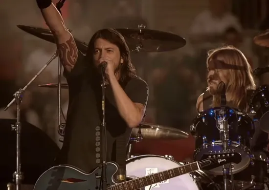 Imagem ilustrativa da imagem Foo Fighters anuncia dois shows no Brasil em 2027 com turnê 'Take Cover'