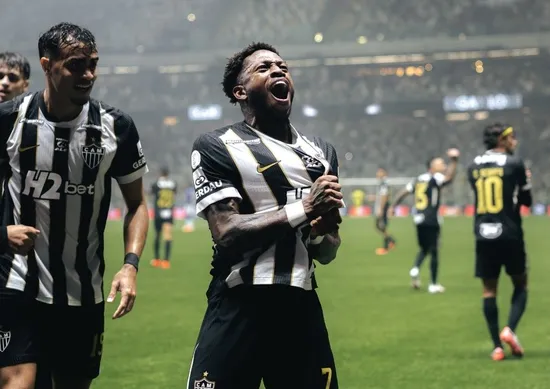 Imagem ilustrativa da imagem Galo aproveita expulsão, vira sobre o Cruzeiro e vai a semifinal da Copa do Brasil