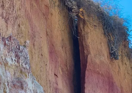 Imagem ilustrativa da imagem Grande fissura em falésia acende alerta para deslizamento no ES