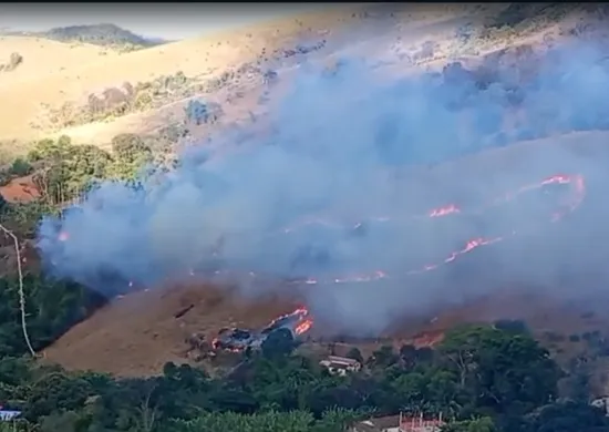 Imagem ilustrativa da imagem Incêndio atinge região de mata em Cariacica