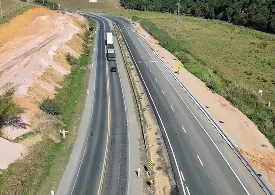 Imagem ilustrativa da imagem Mais 5,5 quilômetros de pista duplicada são liberadas na BR-101