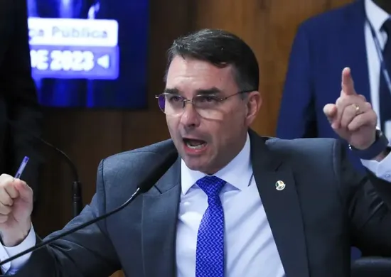 Imagem ilustrativa da imagem Missão pede investigação sobre filiação falsa de Flávio ao partido