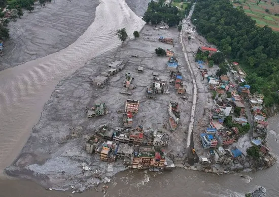 Imagem ilustrativa da imagem Mortes em enchentes no Nepal e no Tibete passam de mil pessoas