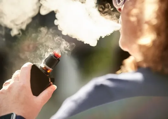 Imagem ilustrativa da imagem Na onda dos vapes, geração Z fuma mais e pode pressionar gastos com saúde
