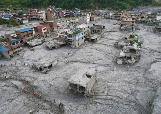 Imagem ilustrativa da imagem Nepal intensifica buscas por trabalhadores em túneis após enchente no Himalaia