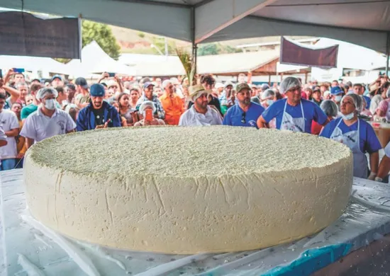 Imagem ilustrativa da imagem Queijo de 1,5 tonelada é atração em festa rural no Caparaó