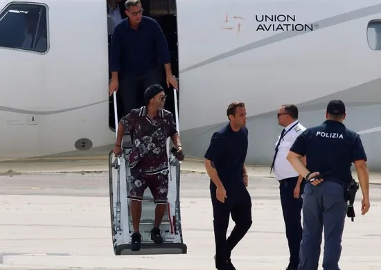 Imagem ilustrativa da imagem Ronaldinho Gaúcho se apresenta ao Ravenna, time da terceira divisão da Itália