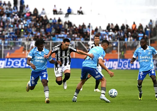 Imagem ilustrativa da imagem Santos segura Macará em gramado ruim e avança na Sul-Americana