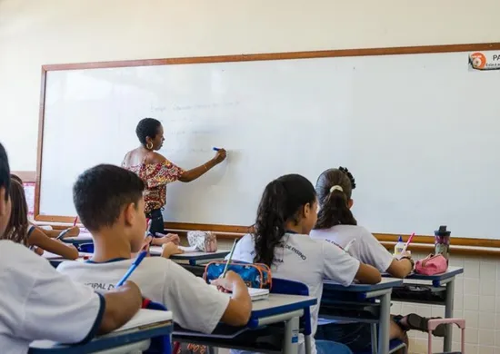 Imagem ilustrativa da imagem Serra abre processo seletivo para professores com salários de até R$ 4,9 mil