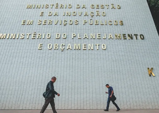 Imagem ilustrativa da imagem Servidores federais exigem criação de auxílio para aposentados