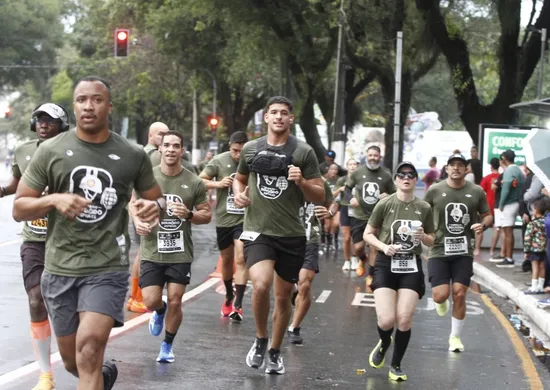 Imagem ilustrativa da imagem Sob chuva, Corrida do Soldado reúne 3 mil pessoas em Vitória