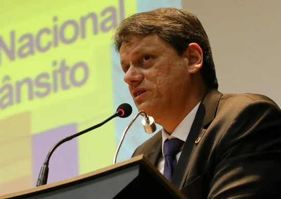Imagem ilustrativa da imagem Tarcísio declara R$ 2,7 milhões em bens ao registrar candidatura à reeleição em SP