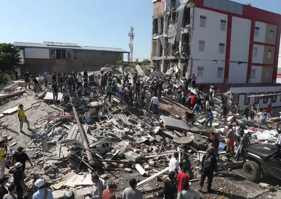 Imagem ilustrativa da imagem Terremoto de grande magnitude na Colômbia derruba prédios e mata dezenas
