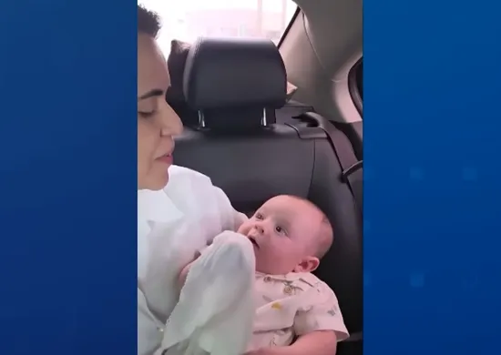 Imagem ilustrativa da imagem VÍDEO | Bebê de 3 meses "canta" louvor com a mãe e viraliza no ES