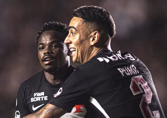 Imagem ilustrativa da imagem Vasco supera expulsão e bate o Vitória com golaço de Gómez em São Januário