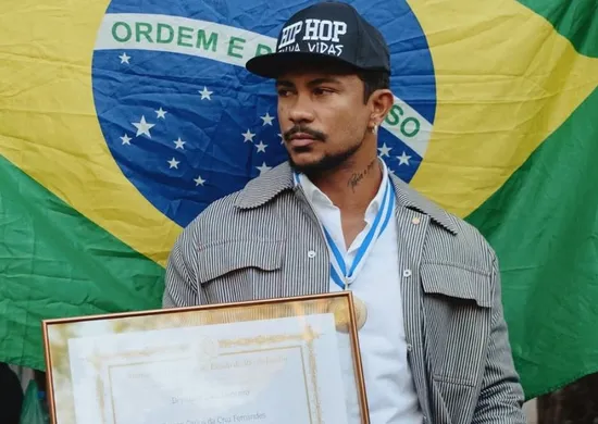 Imagem ilustrativa da imagem Xamã comemora convite para dar aulas na Uerj