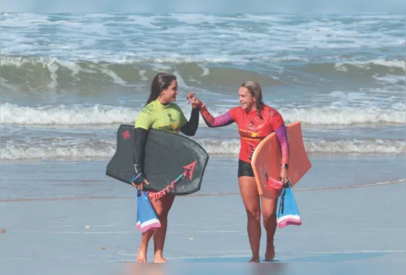 Imagem ilustrativa da imagem Disputa pelo título mundial de bodyboarding vai das Maldivas à Serra