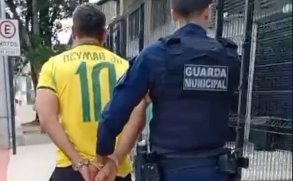Imagem ilustrativa da imagem Passageiro é detido dentro de coletivo por dever mais de R$ 26 mil de pensão