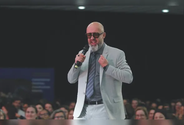 Imagem ilustrativa da imagem “Professor sempre vai ser melhor  do que a IA”, diz Carpinejar