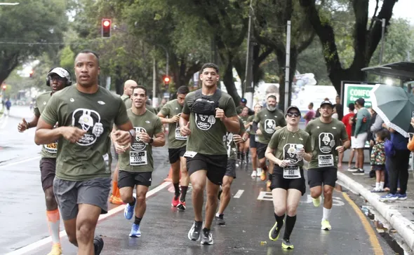 Imagem ilustrativa da imagem Sob chuva, Corrida do Soldado reúne 3 mil pessoas em Vitória